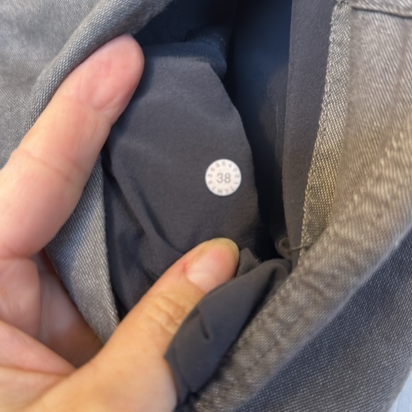 Men’s Lululemon’s flat front shorts. Size 38 - Picture 5 of 5